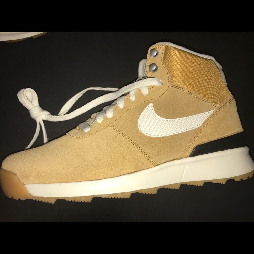 Nike - Picture 2 of 11